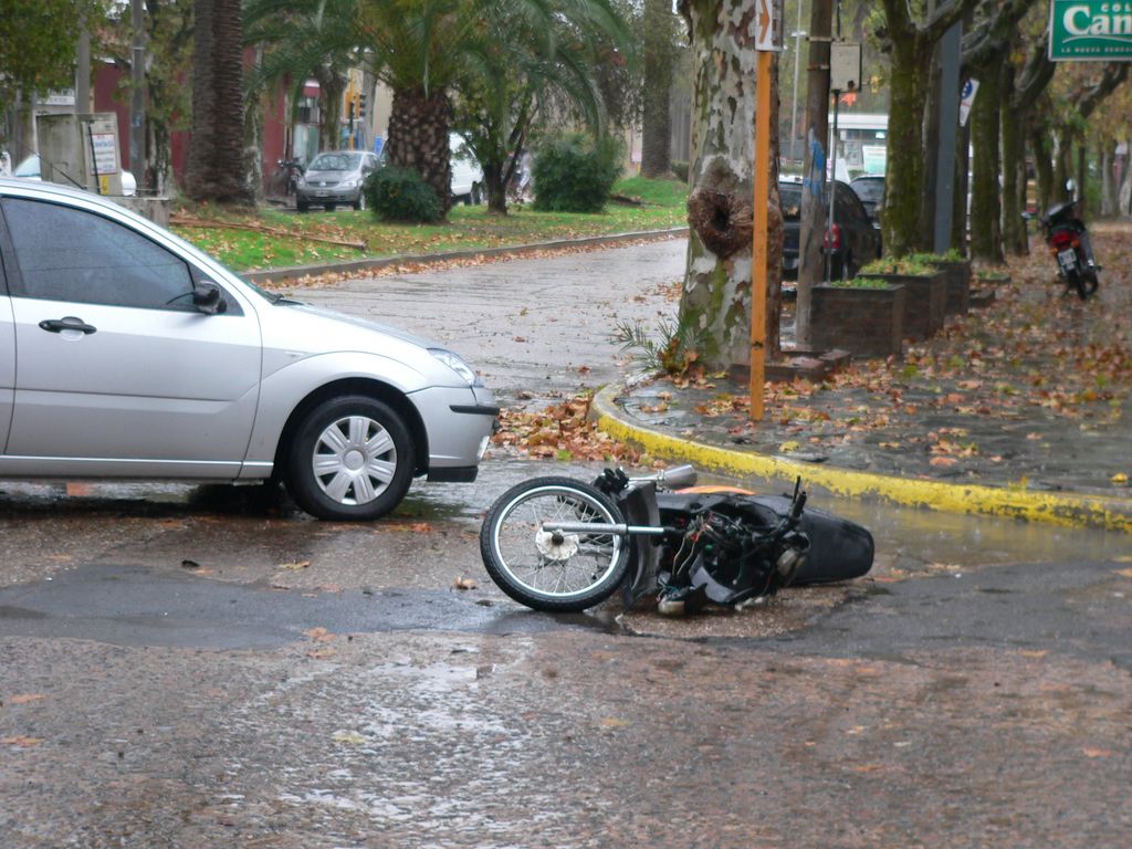 Importante accidente entre un Auto y una moto