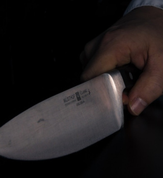 mujer-sostiene-cuchillo-noticiasya