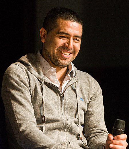Homenaje_a_Riquelme_(cropped)