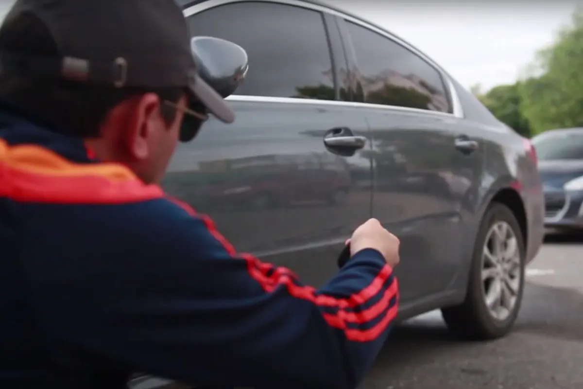 Robo de auto por inhibidores