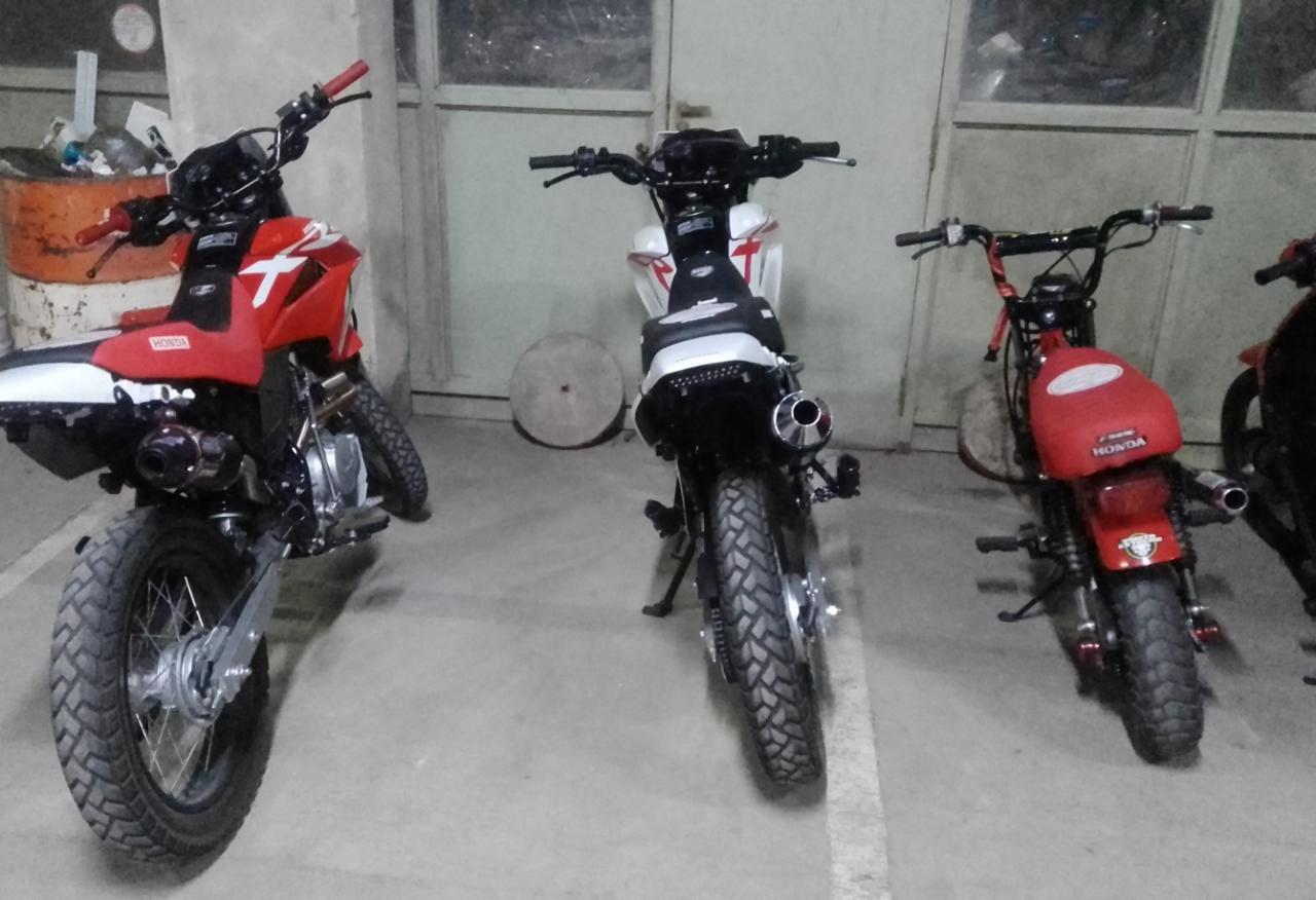 Motos