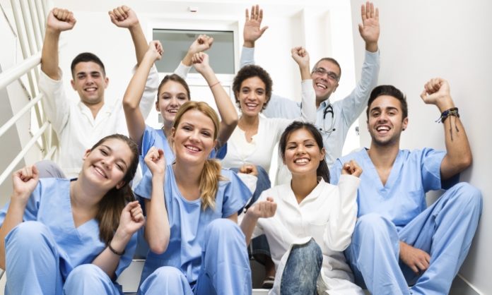 enfermeros-auxiliares-istock-696x418