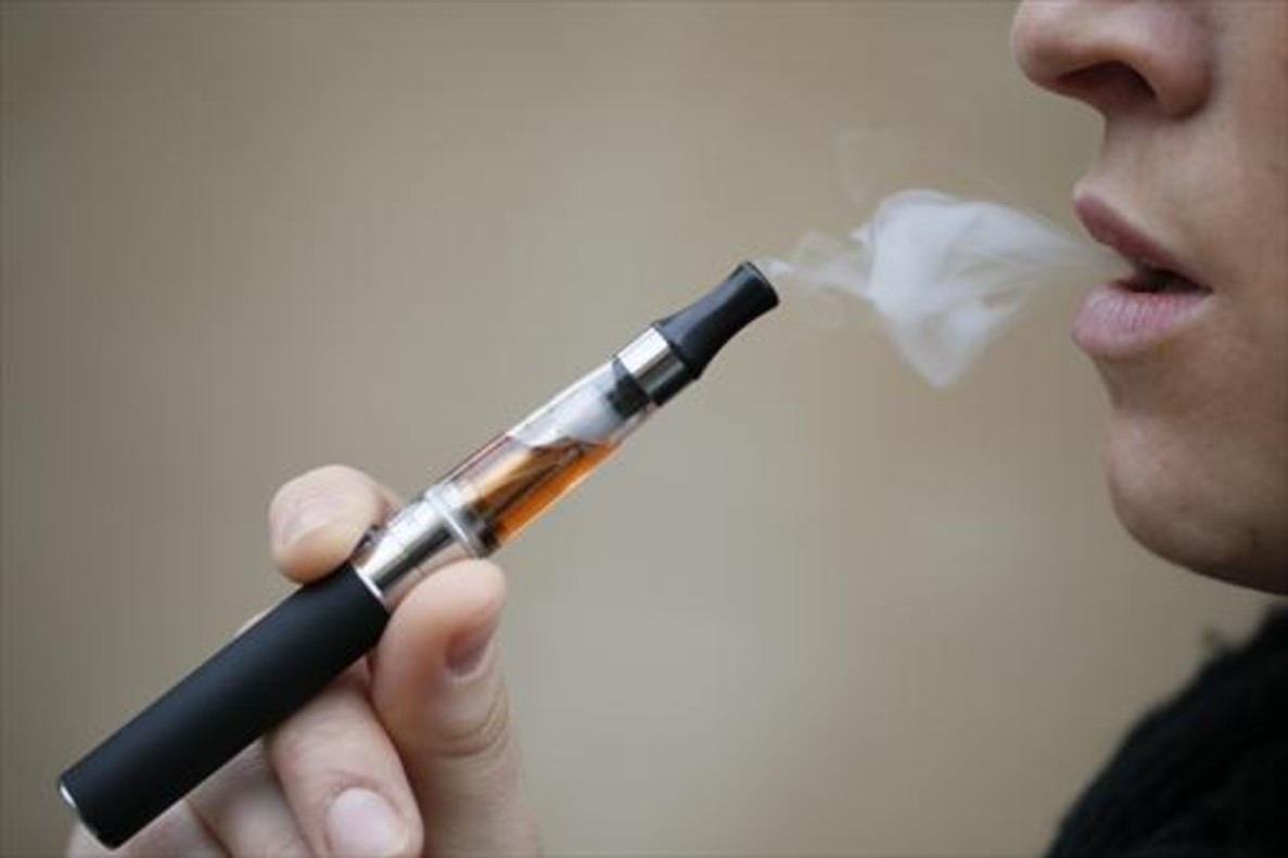 una-persona-inhala-vapor-cigarrillo-electronico-1497032366699