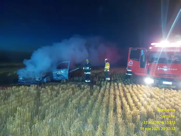 incendio_camioneta_campo_los_sembrados_san_vicente_bomberos_noche_1