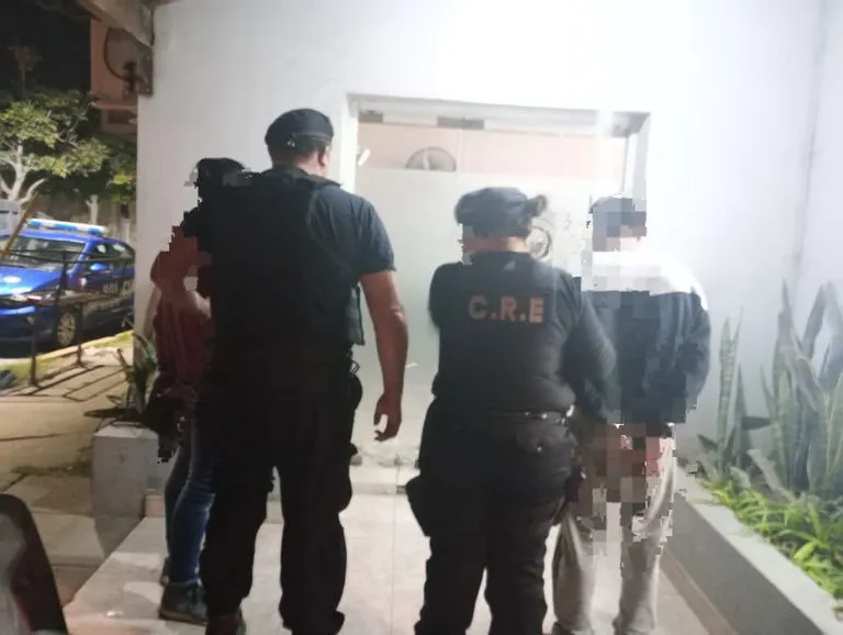 dos_hombres_fueron_detenidos_en_rafaela_tras_sustraer_una_cubierta_de_un_domicilio