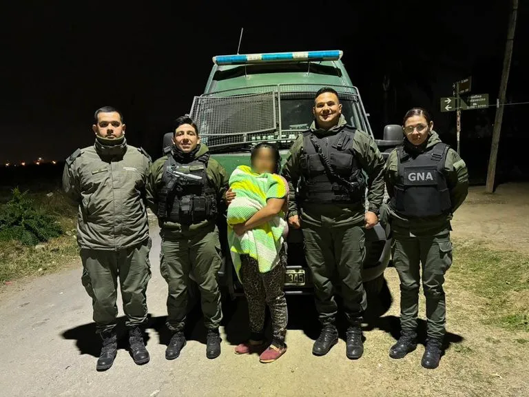 una_maniobra_heroica_gendarmes_le_salvaron_la_vida_de_un_bebe_de_cinco_meses_que_se_estaba_asfixiando