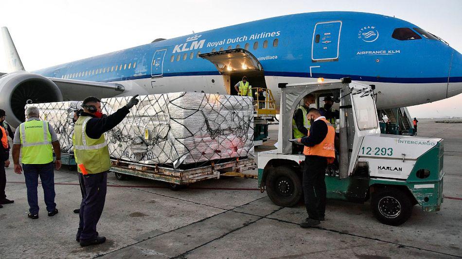 la-aerolinea-holandesa-klm-se-encargo-de-traer-a-la-argentina-las-vacunas-de-astrazeneca-del-programa-covax-1160600