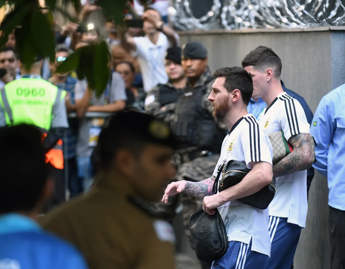 messi-en-la-salida-rumbo___jN4B4wxnT_1200x0__1