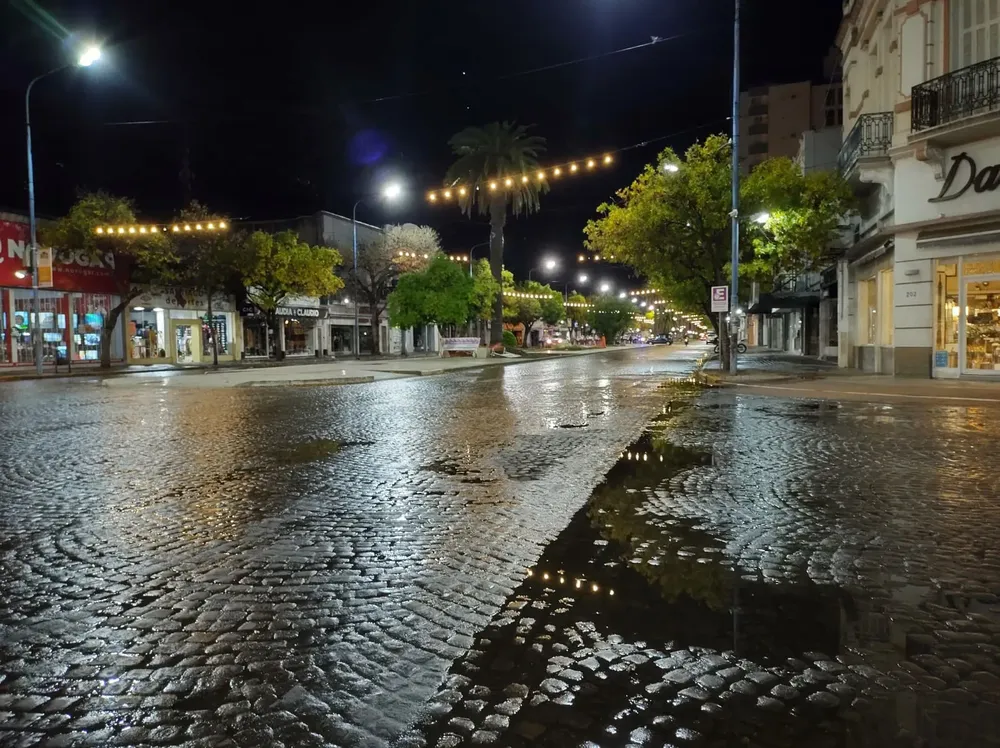 o_Rafaela-noche-lluvia-clima-tiempo-llovizna-piso-humedo-7