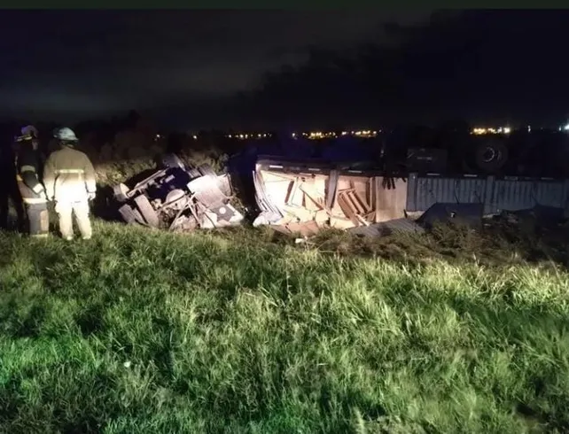 bomberos-voluntarios-san-lorenzo-trabajan-el-lugar-del-accidente-la-autopista