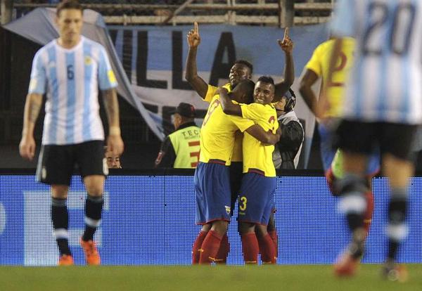 ecuatorianos-festejan-Biglia-Foto-Telam_CLAIMA20151008_0338_29