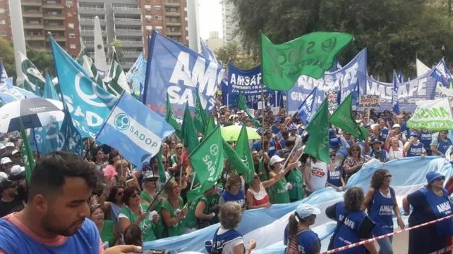 una-manifestacion-prepandemia-amsafe-y-sadop (1)