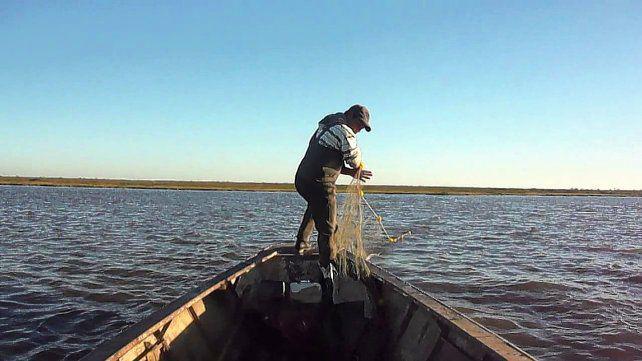 veda-pesca-el-rio-parana-el-argumento-principal-se-relaciona-la-bajante-historica-y-extraordinaria-y-las-consecuencias-negativas-que-la-fauna-icticola-representa-esta-inusual-situacion