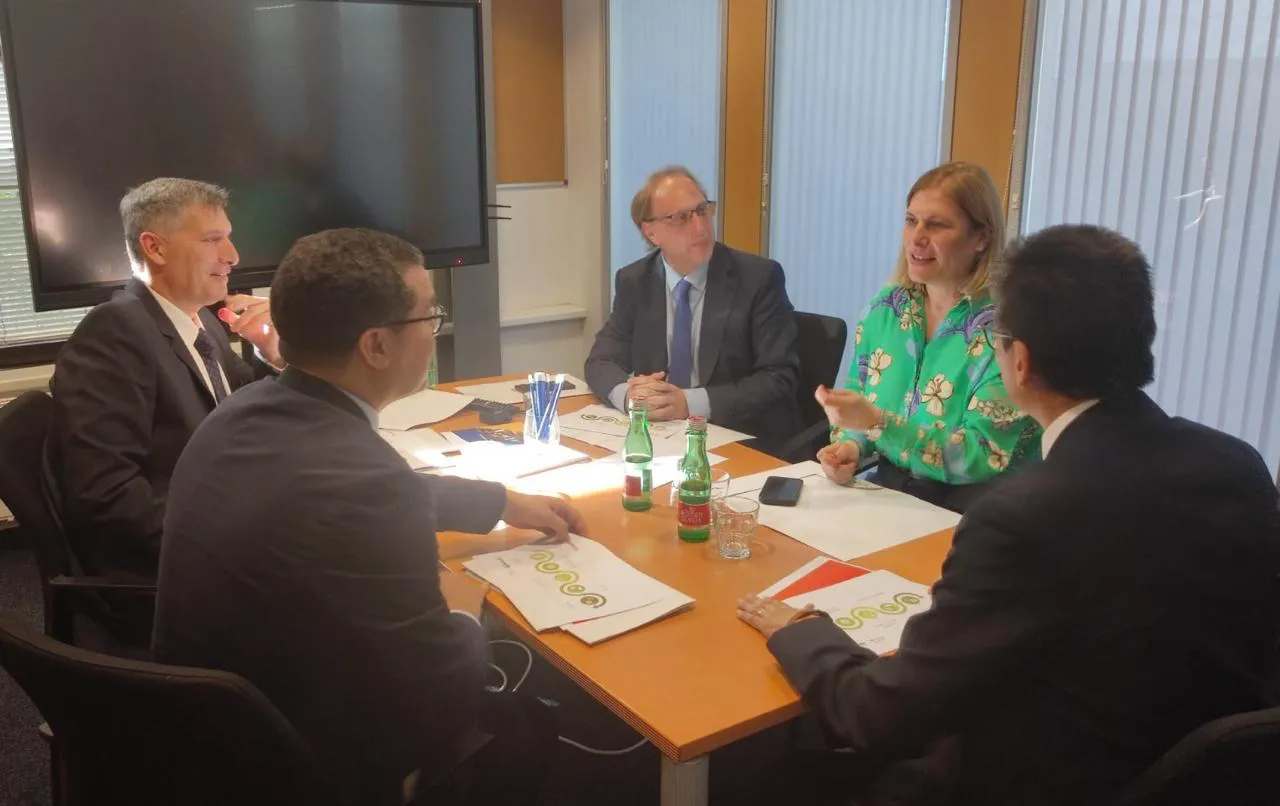 2efb5a94-4787-4e8d-bb26-e2a4e8e0816a