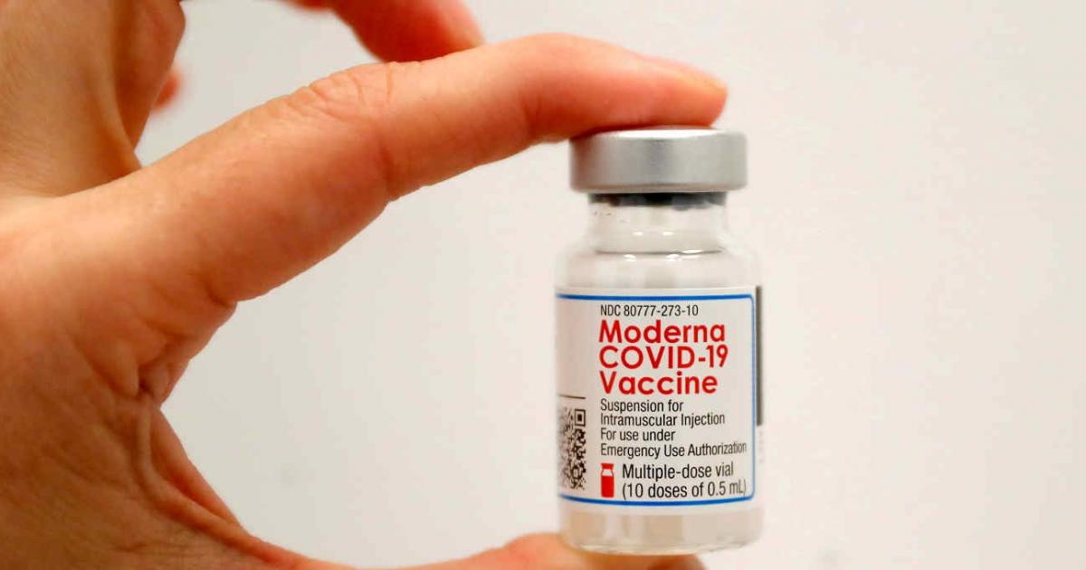 un-trabajador-de-la-salud-sostiene-un-frasco-de-la-vacuna-moderna-coronavirus-gsc