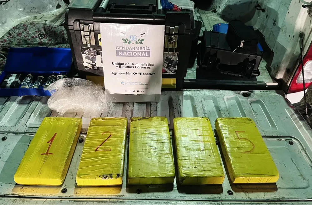 Inspeccionan un ómnibus y encuentran 5 kilos de cocaína dentro de una mochila (4)