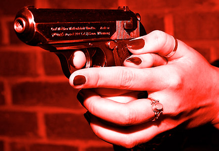 mujer-apunta-con-pistola