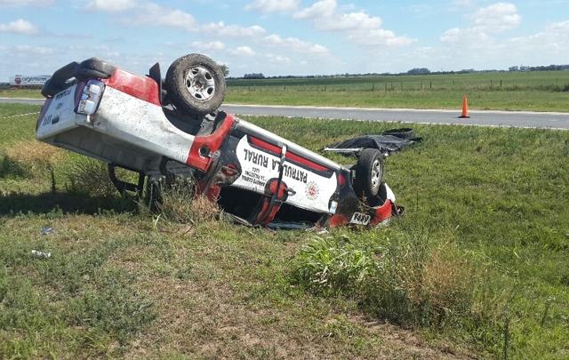 La camioneta quedó volcada sobre el cantero central de la autopista.