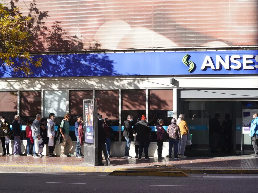 largas-filas-en-anses-para___knqGj5vQA_2000x1500__1