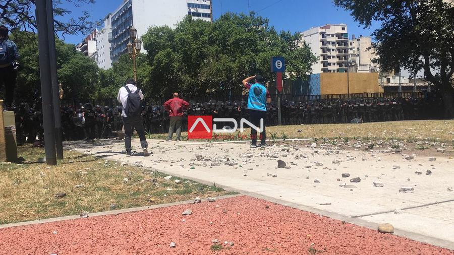 Incidentes en zona de Congreso- Manifestantes de Izquierda se enfrentan ante gendarmería nacional 