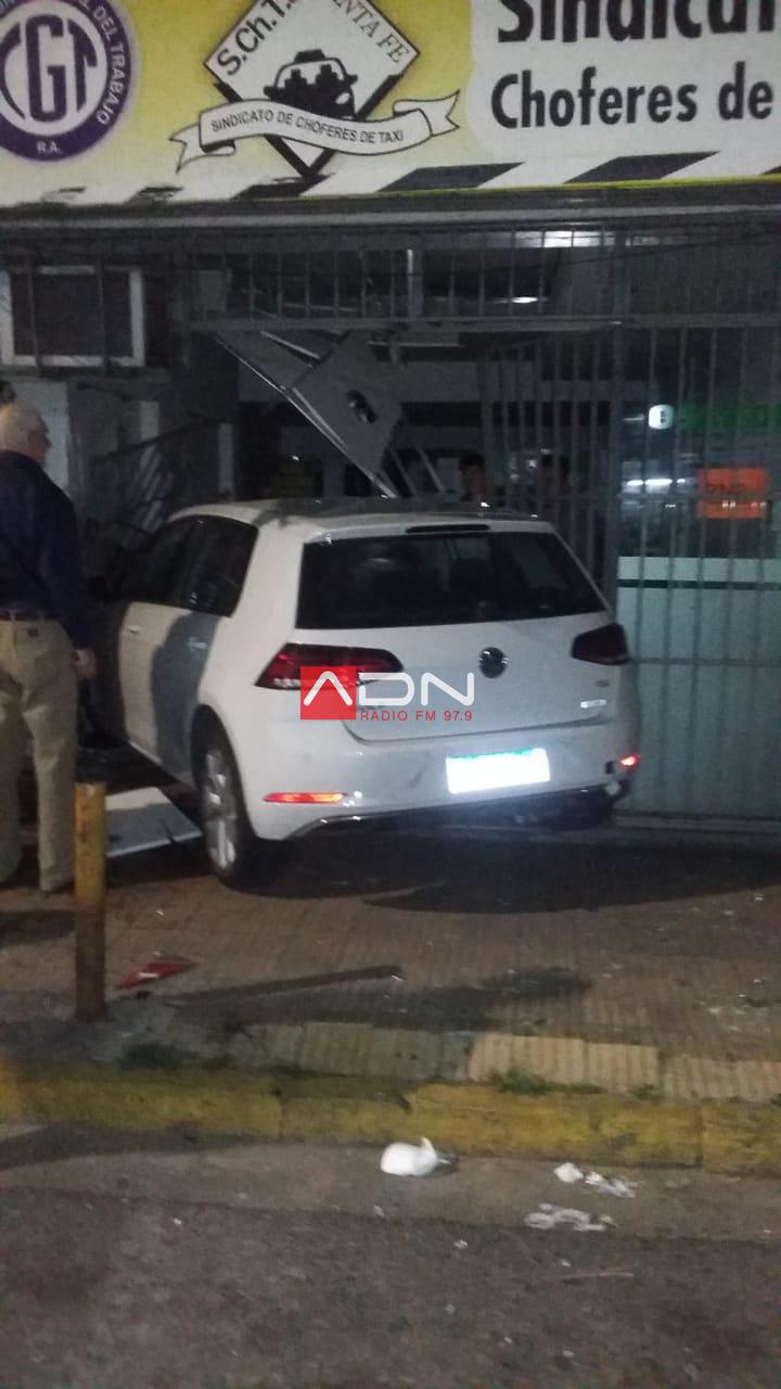 Impactante destrozos tras un accidente en Santa Fe