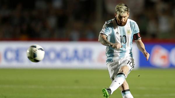 Messi-Colombia-tiro-libre-AP_CLAIMA20161116_0110_28