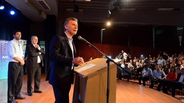 Mauricio-Macri-Posadas-Presidencia_CLAIMA20160407_0327_28