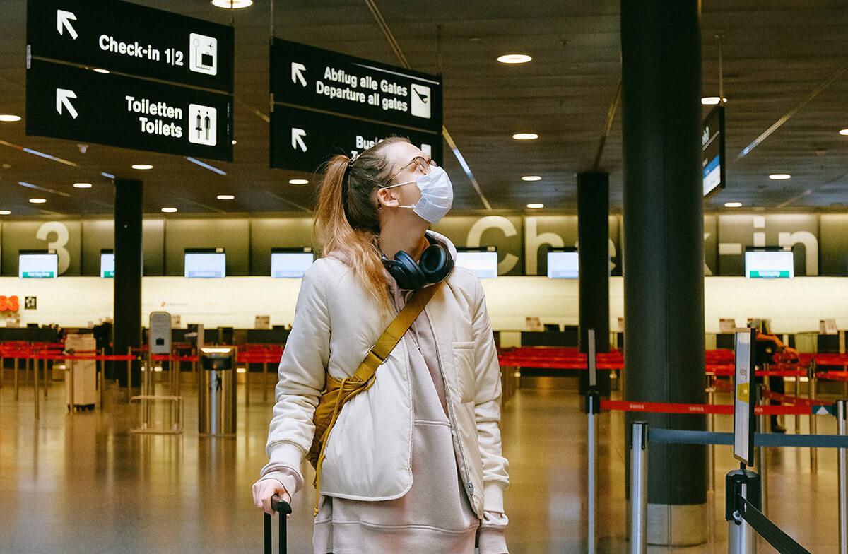 Pasajero-con-mascarilla-en-el-aeropuerto-270520