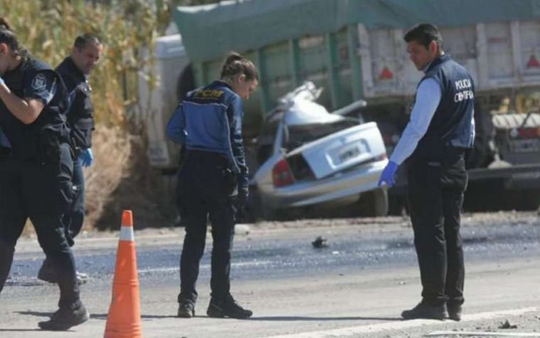 Tragedia En Mendoza: Cinco Muertos Al Chocar Un Auto Con Un Camión