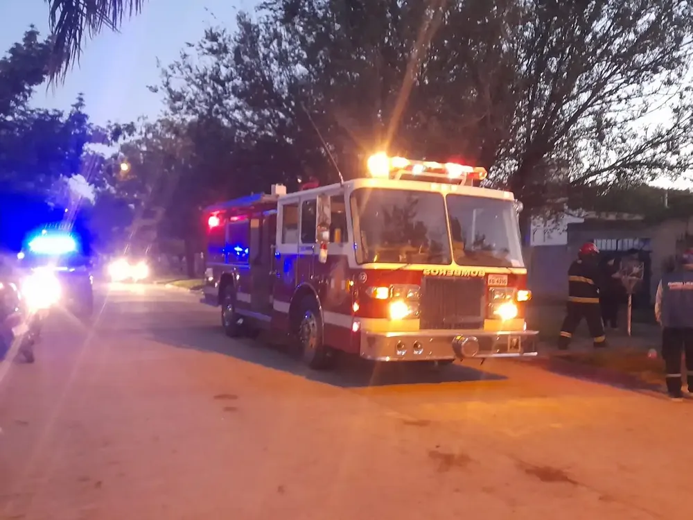 una_vela_sobre_un_mueble_provoco_un_incendio_dentro_de_un_dormitorio_intervinieron_los_bomberos