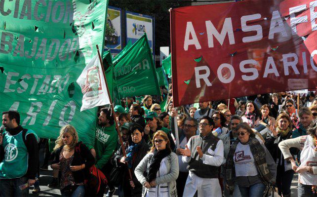 los-docentes-amsafe-una-foto-archivo-la-que-planteaban-reclamos-salariales-junto-trabajadores-estatales