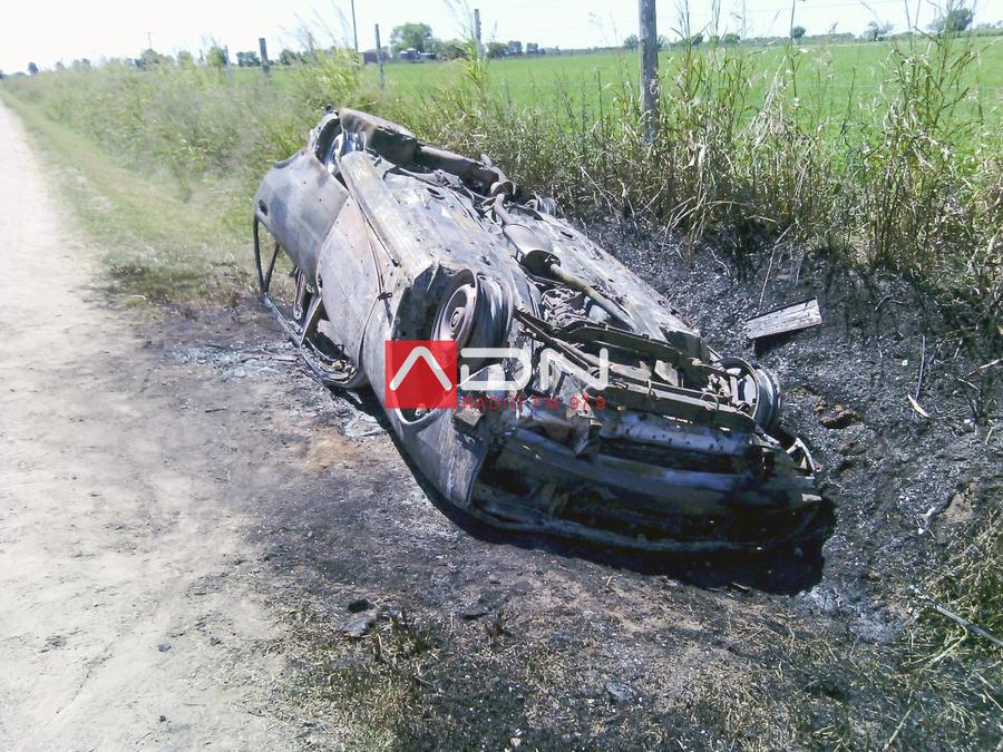 PEugeot 504 incendiado