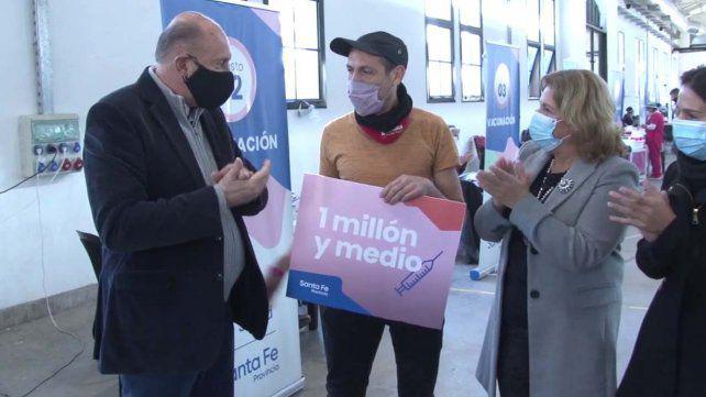 el-gobernador-omar-perotti-junto-la-ministra-salud-sonia-martorano-estuvieron-junto-al-vacunado-un-millon-y-medio-la-ex-rural