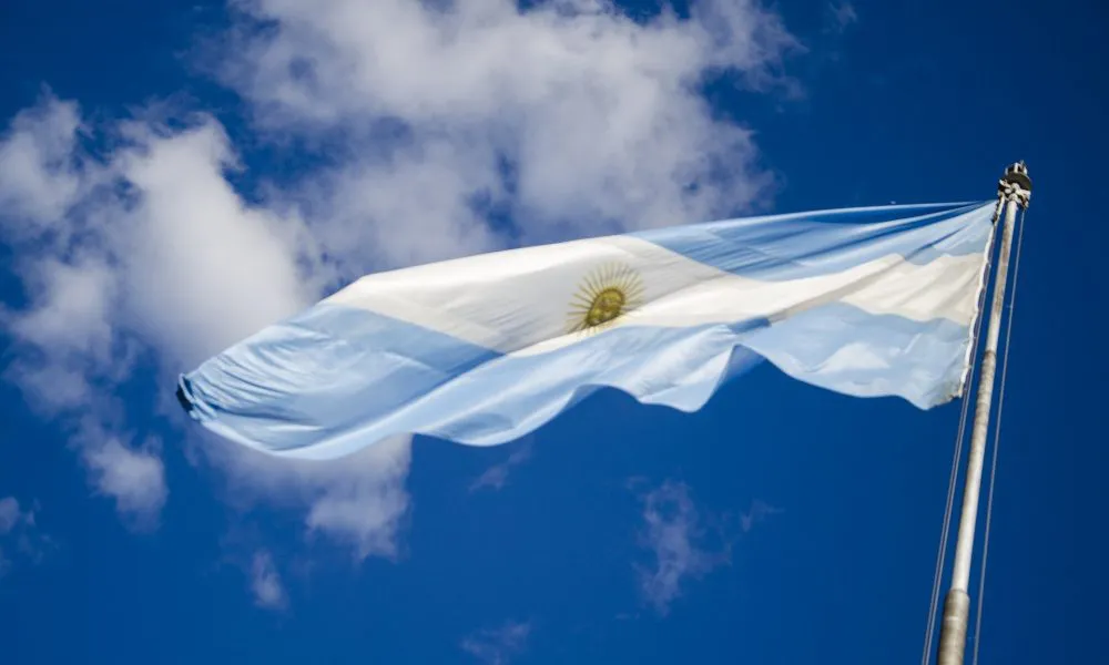 Bandera-Argentina-Revolucion-de-Mayo-1000x600