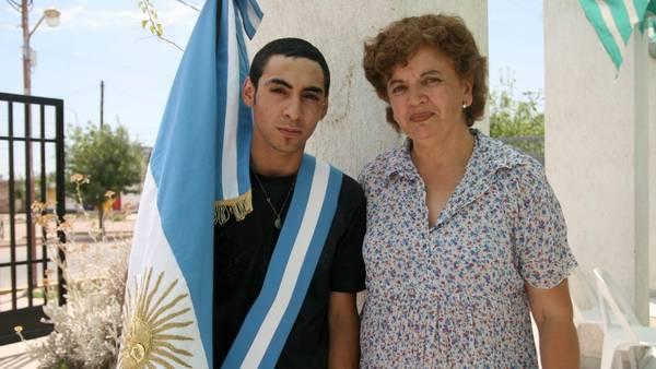 Orgullo. Brian con la directora de la escuela a la que asiste en Mendoza.