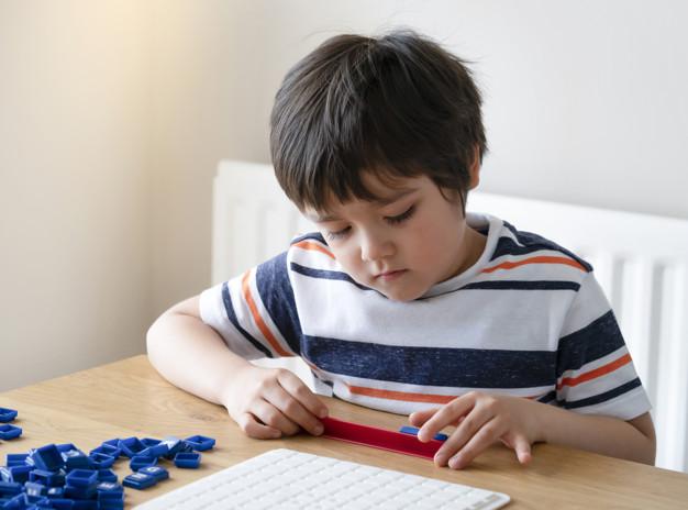 nino-preescolar-jugando-ingles-juego-palabras-nino-nino-concentrado-ortografia-letra-ingles-padres-casa-actividad-ninos-jugar-aprender-concepto-educacion-educacion-hogar_39190-365